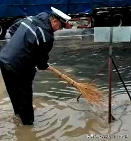 葫芦岛这场雨,把路变成了河—积水超两米,我们该怎么应对? 葫芦岛这场雨,把路变成了河—积水超两米,我们该怎么应对?